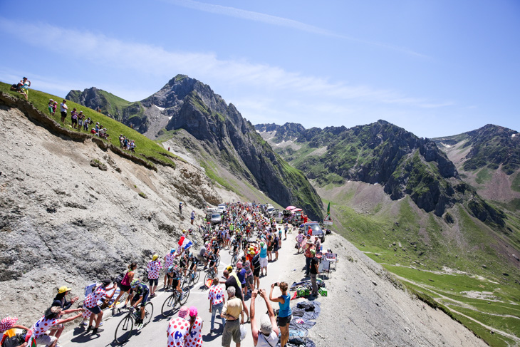 チームスカイを先頭に超級山岳トゥールマレー峠を登るプロトン