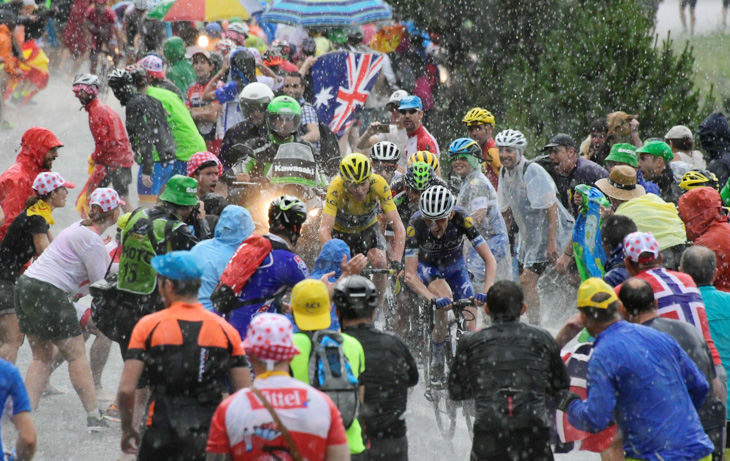 アンドラアルカリスに到達したマイヨジョーヌグループを大粒の雹と雨が襲う