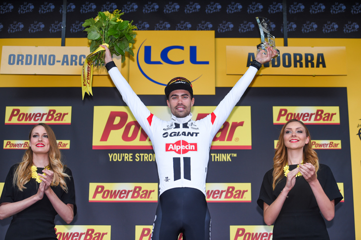 表彰台に上がるステージ優勝者トム・ドゥムラン(オランダ、ジャイアント・アルペシン)