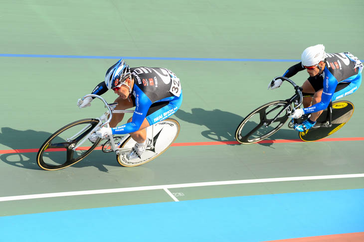 男子スプリント決勝 山中貴雄(岩井商会レーシング・後)が藤井昭吾(岩井商会レーシング)をまくりにかかる