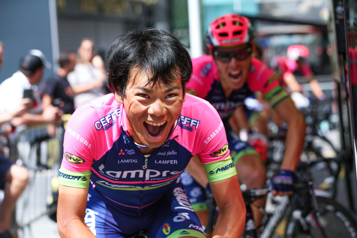 ローラー台でアップ中にコスタから逃げる新城幸也(ランプレ・メリダ)