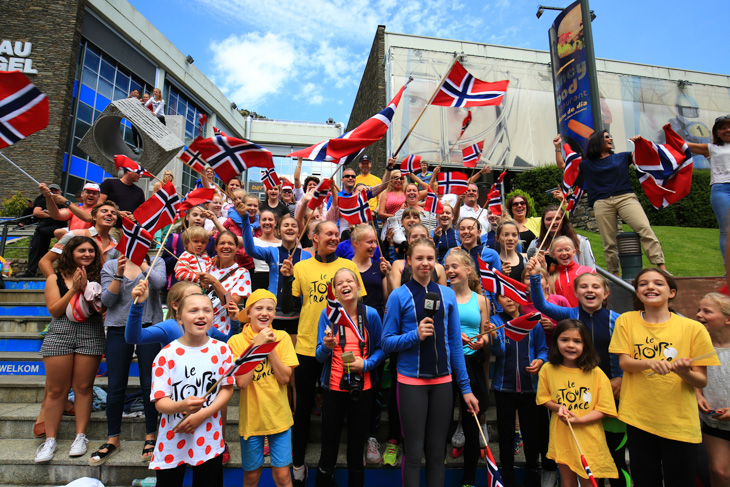 ノルウェーからの大応援団が「NORGE！NORGE（ノルゲ＝ノルウェー）」を合唱する