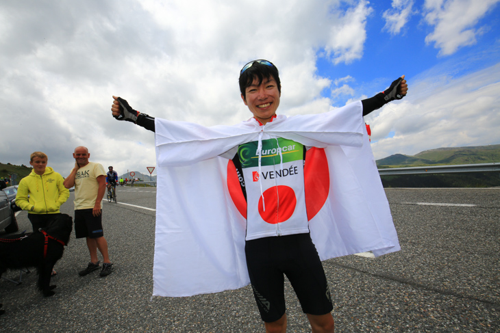 エンヴァリラ峠で新城幸也（ランプレ・メリダ）の応援をする今井さん