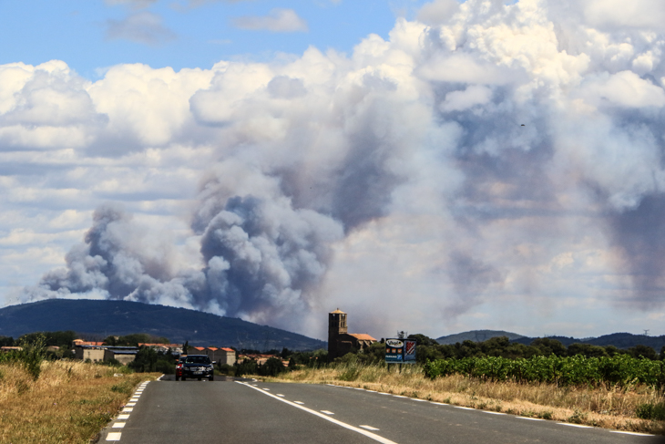 レースが向かう進行方向に先に立ち上る山火事の煙。自然発火による火事はよく起こる地域だ