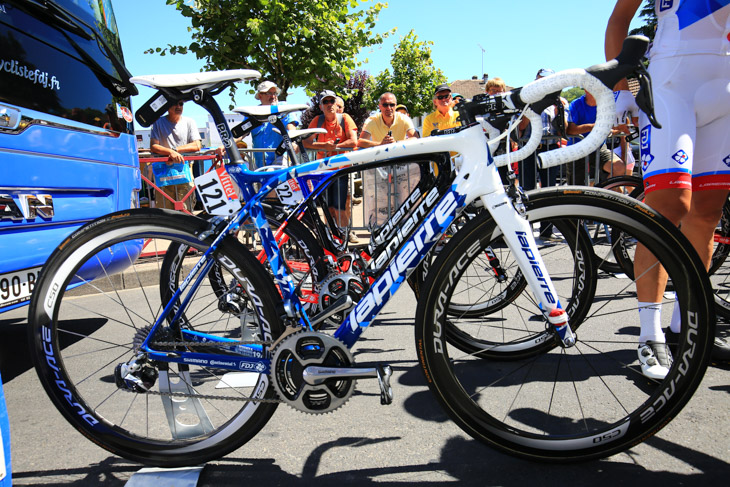 シマノ製品で固められたティボ・ピノー(FDJ)のスペシャルペイントバイク