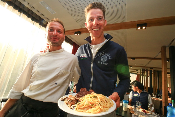 ルイ・コスタはパスタを山盛りに