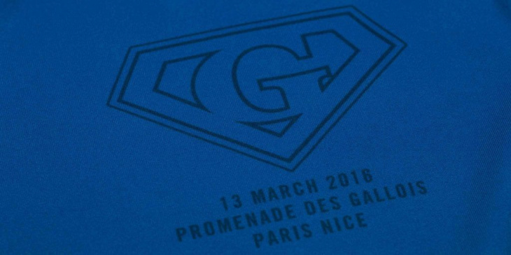 スーパーマンがモチーフとされた「G」（ゲラント・トーマス）のロゴがあしらわれている