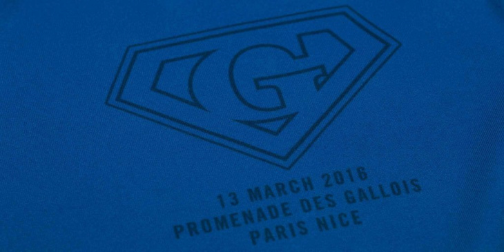 スーパーマンがモチーフとされた「G」(ゲラント・トーマス)のロゴがあしらわれている
