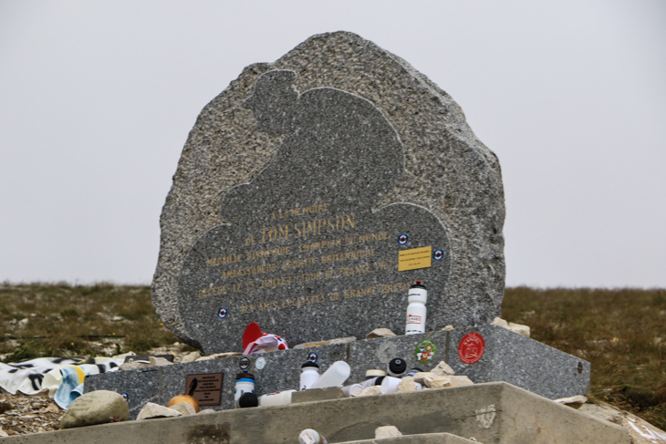 モンヴァントゥーの登りで死去したトム・シンプソンの石碑が立つ