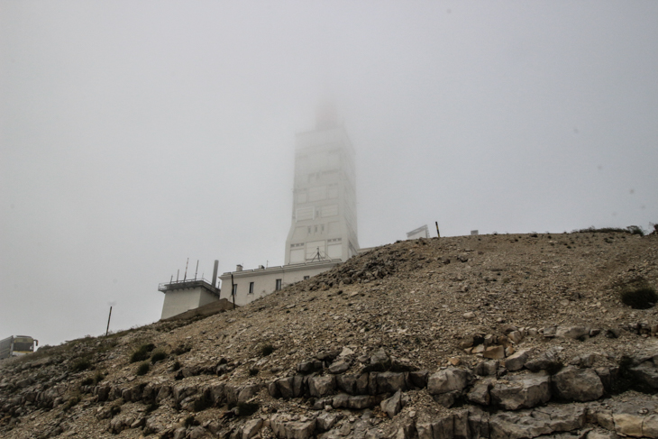 モンヴァントゥー頂上付近はひどい強風で立っていられなくなるほど