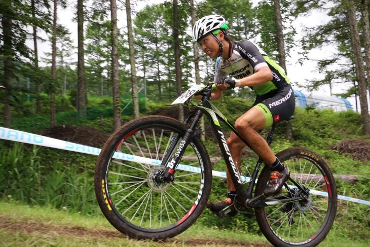 男子U23 竹内遼(MIYATA-MERIDA BIKING TEAM)が先頭平林を追う