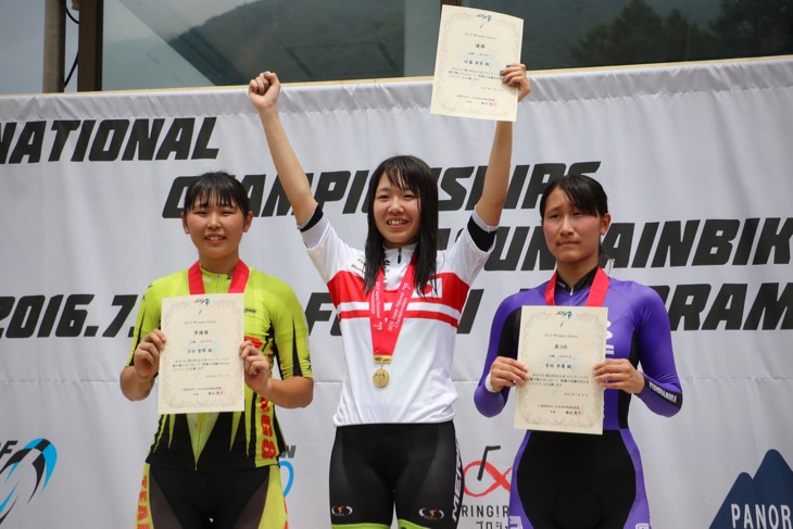 女子ジュニア表彰 佐藤寿美(MIYATA-MERIDA BIKING TEAM)が中央に立つ