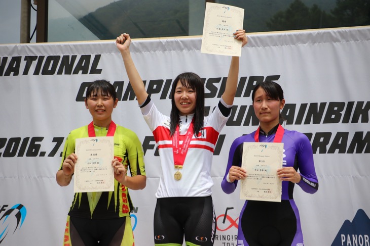 女子ジュニア表彰　佐藤寿美（MIYATA-MERIDA BIKING TEAM）が中央に立つ