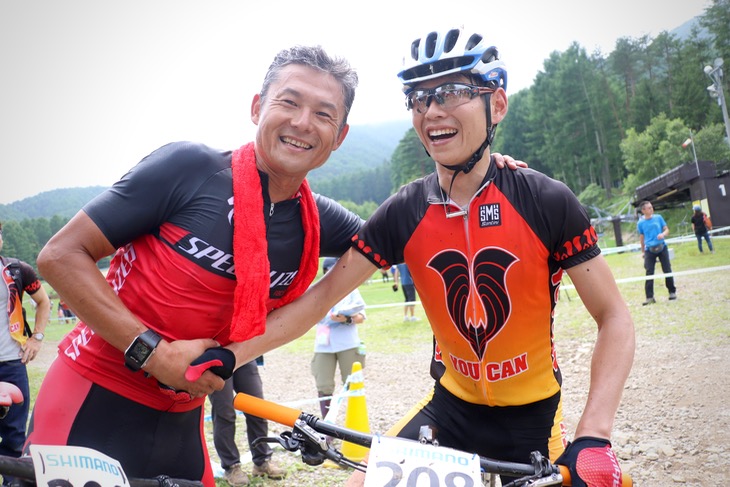 男子マスターズ 優勝した竹谷賢二(SPECIALIZED RACING JAPAN)と2位の品川真寛(TEAM YOUCAN)