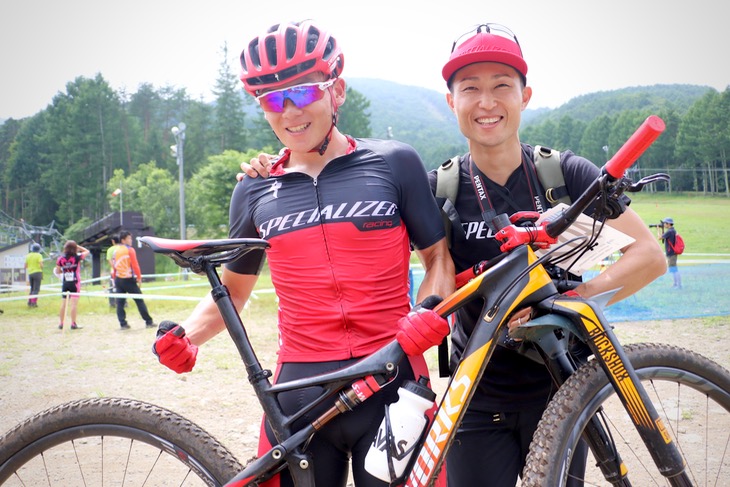 勝利を喜ぶ平林安里（SPECIALIZED RACING JAPAN）とチームスタッフ