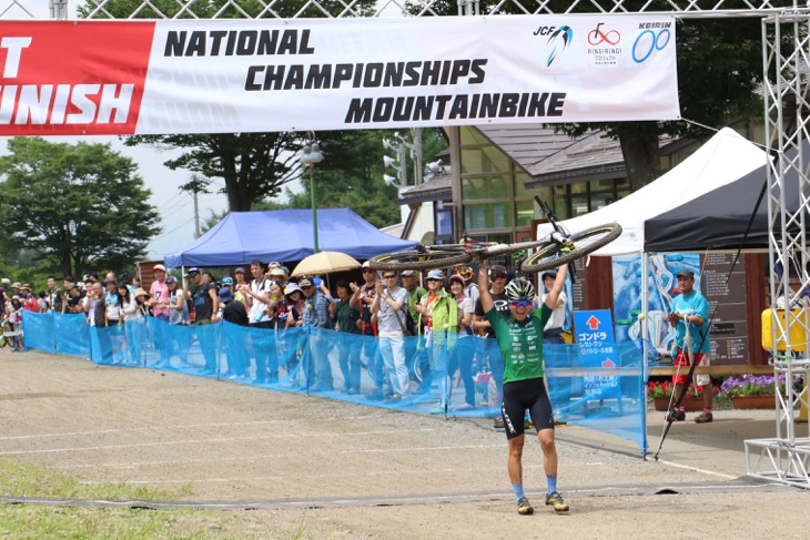 MTB全日本選手権XCO女子エリート　2年連続となるダウンヒル/クロスカントリーのダブルタイトルを獲得した末政実緒（SRAM/LITEC/PRIVATE PARK）