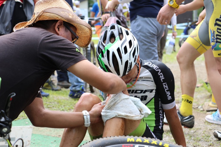 山路監督にケアされる竹内遼(MIYATA-MERIDA BIKING TEAM)