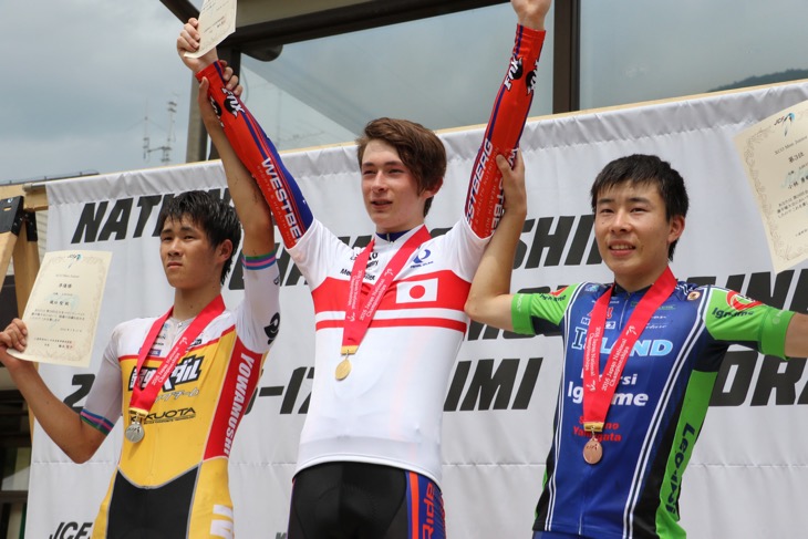 男子ジュニア表彰台 北林力(ProRide)が優勝