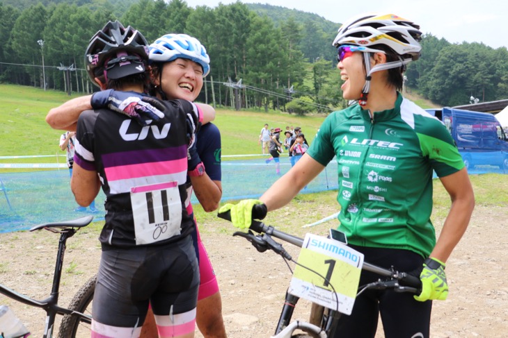 女子エリート トップスリーが健闘を讃え合う