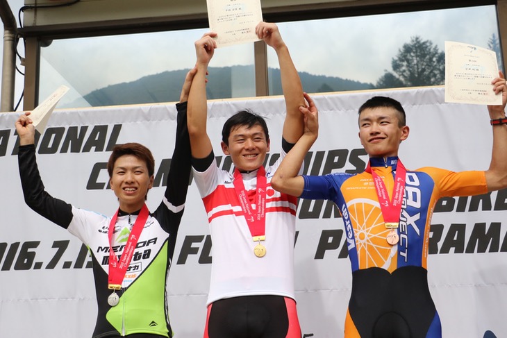 男子U23表彰台　平林安里（SPECIALIZED RACING JAPAN）が中央に
