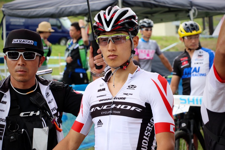 スタートを待つ平野星矢(Bridgestone Anchor Cycling)
