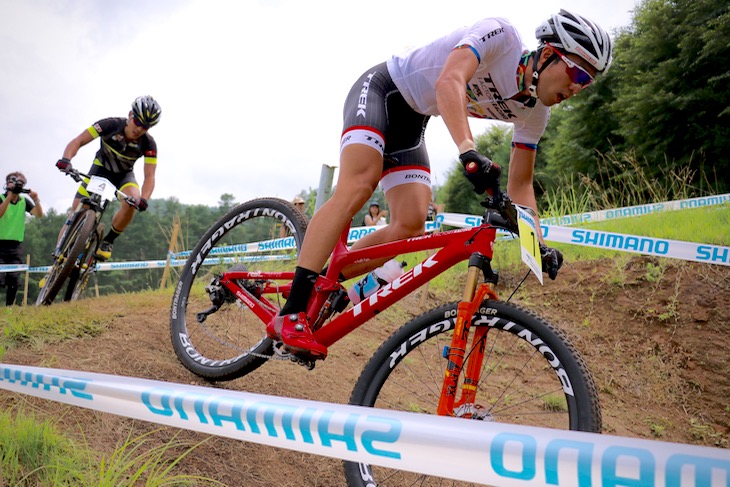 山本幸平(Trek Factory Racing)と中原義貴(BH SR SUNTOUR)が先頭パックを作る