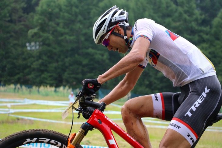 ゴールに向かう山本幸平(Trek Factory Racing)が追い込む