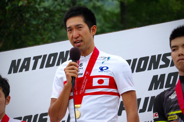 時折苦い表情を見せながら語る山本幸平(Trek Factory Racing)