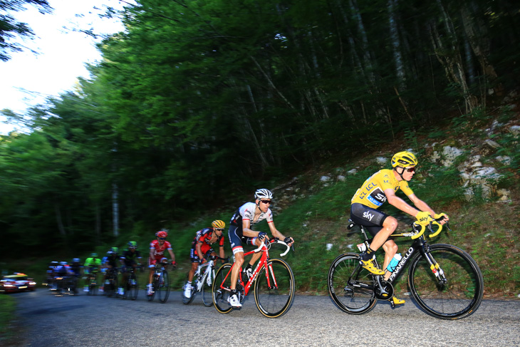 クリス・フルーム（チームスカイ）ととバウク・モレマ（トレック・セガフレード) を含む集団がラセ・ドゥ・グランコロンビエ峠を登る