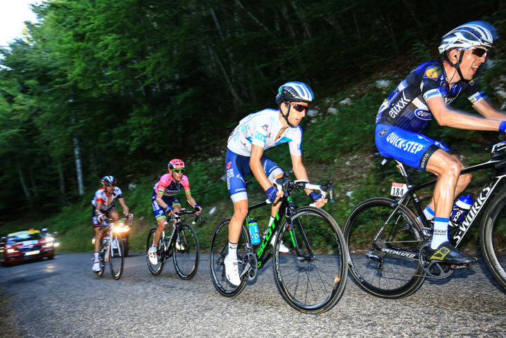マイヨヴェールを着たアダム・イェーツ(イギリス、オリカ・バイクエクスチェンジ)がラセ・ドゥ・グランコロンビエ峠を登る
