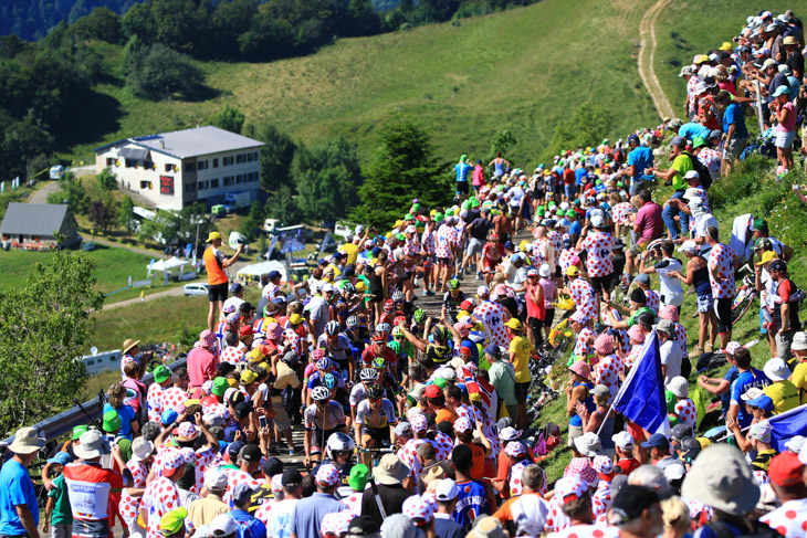 大観衆を縫うように超級山岳グランコロンビエ峠を登る選手たち