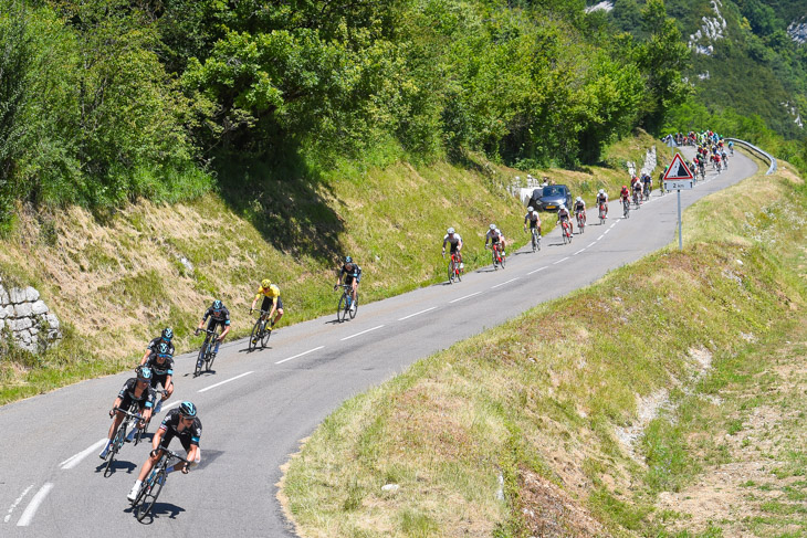 常にアップダウンを繰り返す山岳コースを走るチームスカイ