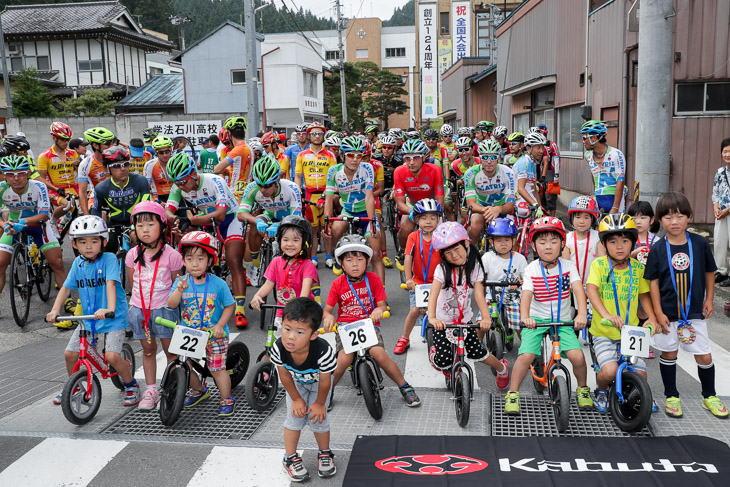 ランニングバイクの子どもたちと記念撮影