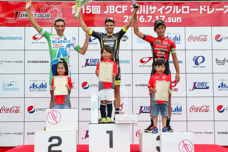 P1 表彰 エスコートキッズも壇上へ
