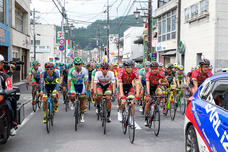 石川町内をパレード