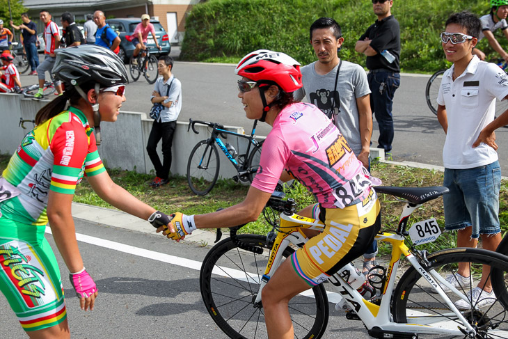 F ジュニア女子 善戦した福田咲絵 フィッツ が唐見実世子 弱虫ペダルサイクリングチーム と握手 Cyclowired