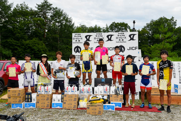 クラス1+2表彰式 米や自転車用品など山盛りの商品と