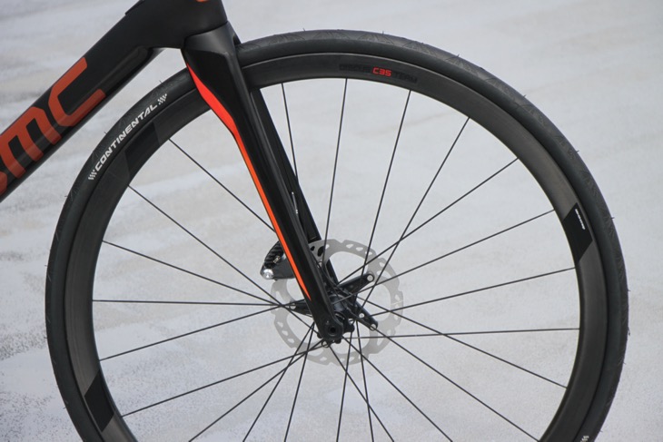 BMC Roadmachine 01 Ultegra Di2完成車にセットされる、3T Discus C35 team Stealthホイール