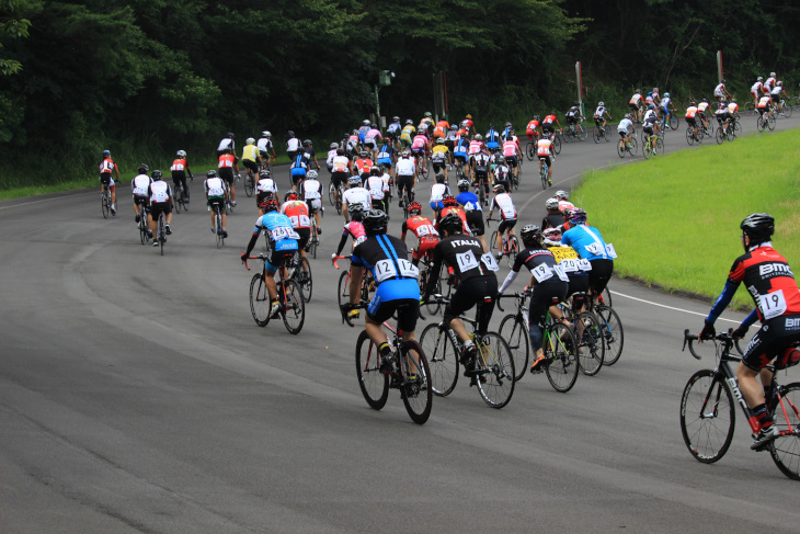 ホームストレート後の登りはライダー達を苦しめた