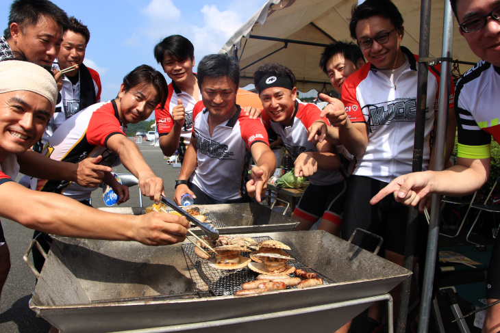 レースとBBQを同時に楽しめるのも嬉しいポイントだ