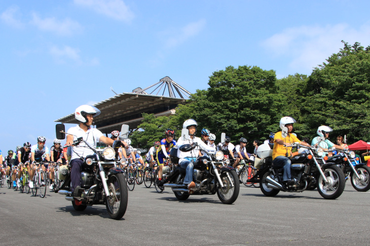 この日、集団を率いてくれる競輪学校の教官たち