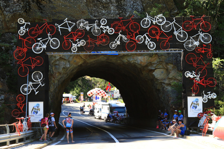 トンネルに自転車のデコレーションが選手たちを迎える