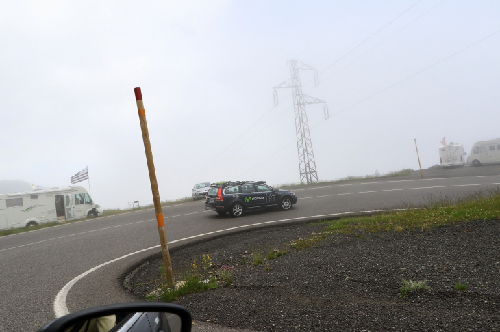 霧の中をチームカーが走っていきます