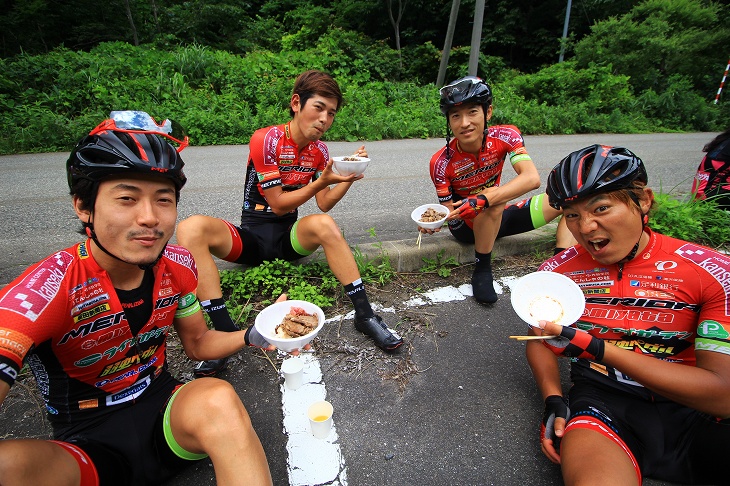 ブリッツェンのみなさんもマトン丼をいただきます！　飯野選手は既に完食