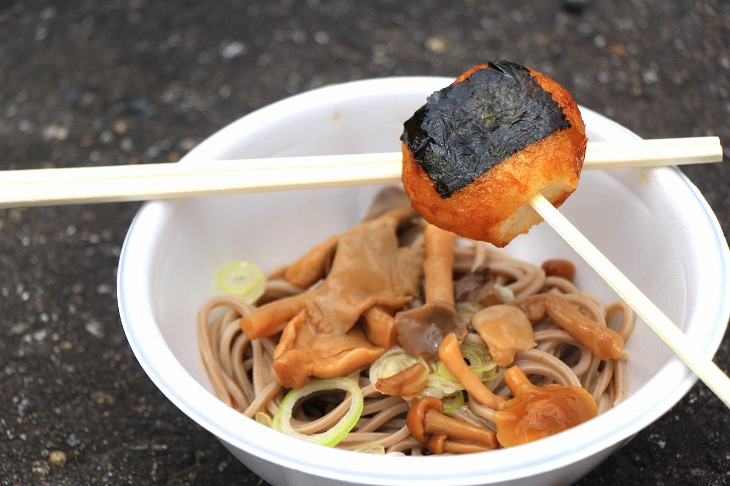 最後の登りの前に山菜そばとお餅で補給