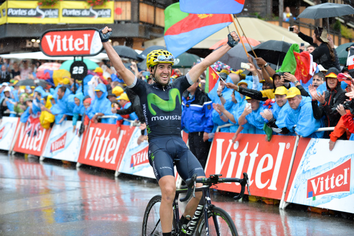 雨降りしきるモルジヌでステージ優勝を挙げたヨン・イサギーレ(スペイン、モビスター)