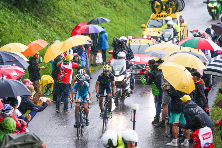 超級山岳ジュー・プラーヌ峠を通過したヴィンチェンツォ・ニーバリ（イタリア、アスタナ）ら