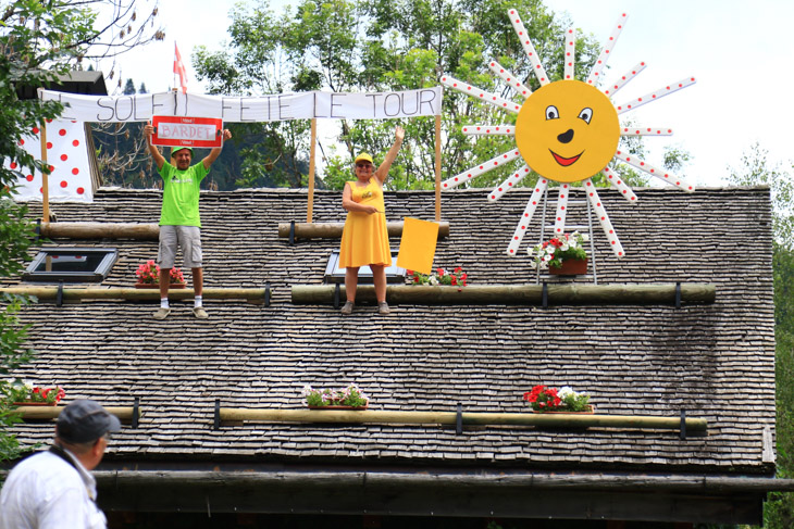 屋根の上のメッセージは「太陽のお祭りツール」だが、雨が降りだした
