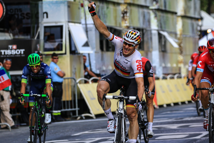 シャンゼリゼで待望のステージ優勝を挙げたアンドレ・グライペル(ドイツ、ロット・ソウダル)
