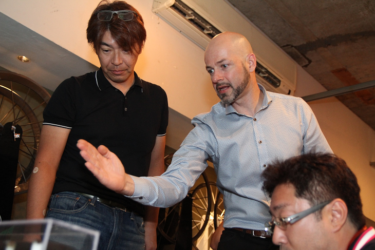 ゲストスピーカーの菊地武洋さんや一般来場者に、ライトウェイトのテクノロジーを解説するデイビッド・バーグマン氏
